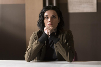 Картинка кино+фильмы blindspot+ сериал женщина куртка стол