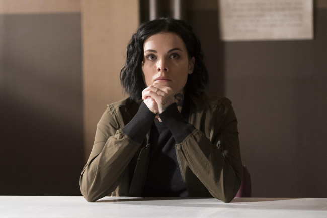 Обои картинки фото кино фильмы, blindspot , сериал, женщина, куртка, стол