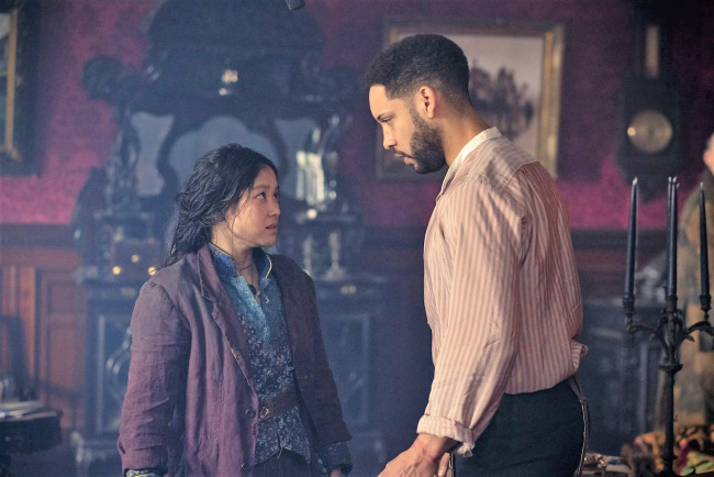 Обои картинки фото кино фильмы, the irregulars , сериал, женщина, мужчина, комната