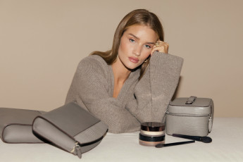 Картинка девушки rosie+huntington-whiteley актриса шатенка свитер косметика сумки