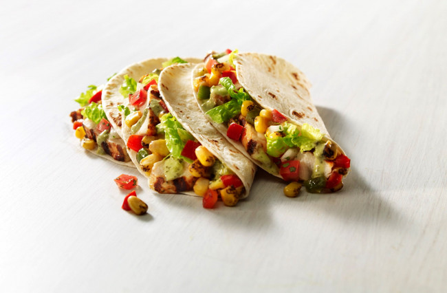 Обои картинки фото еда, блины,  оладьи, мексиканская, кухня, блинчики, такос, начинка