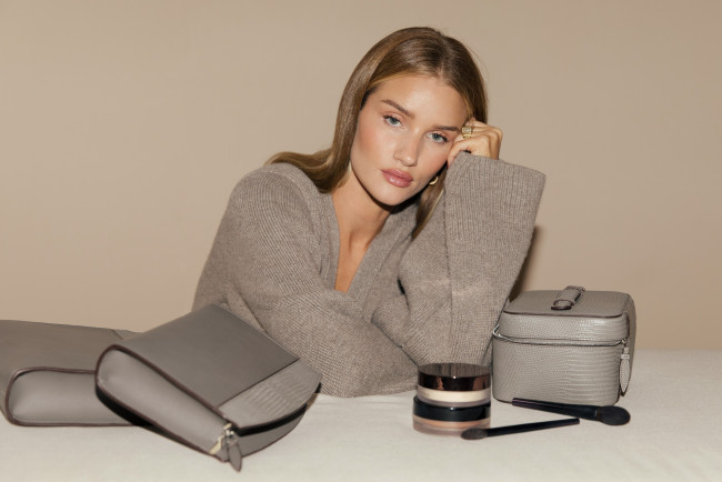 Обои картинки фото девушки, rosie huntington-whiteley, актриса, шатенка, свитер, косметика, сумки
