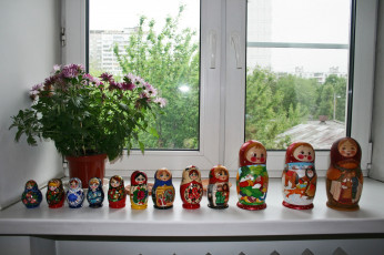 Картинка разное игрушки окно букет матрешки