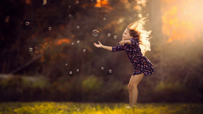 Обои картинки фото разное, дети, девочка, пузыри