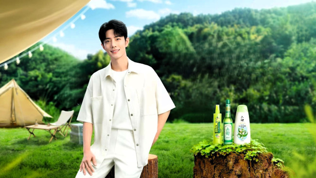 Обои картинки фото мужчины, xiao zhan, актер, костюм, пень, косметика, палатка, лес