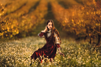 Картинка девушки -+брюнетки +шатенки шатенка платье наряд луг сад деревья