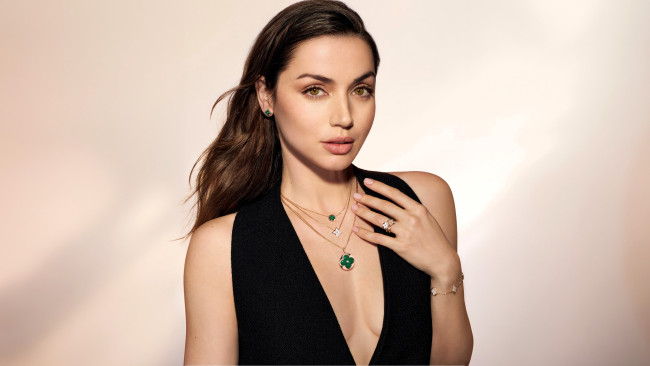 Обои картинки фото девушки, ana de armas, актриса, шатенка, лицо, декольте, украшения