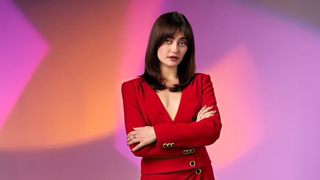 Обои картинки фото девушки, ella purnell, актриса, шатенка, костюм, жакет