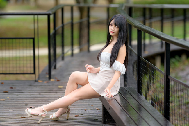 Обои картинки фото девушки, - азиатки, брюнетка, платье, каблуки, скамейка, ограда, листья, осень