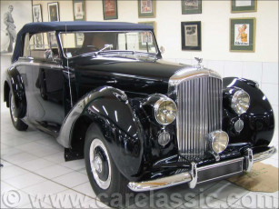 Картинка автомобили выставки уличные фото