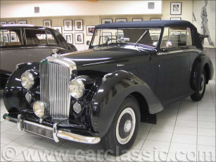 Картинка автомобили выставки уличные фото