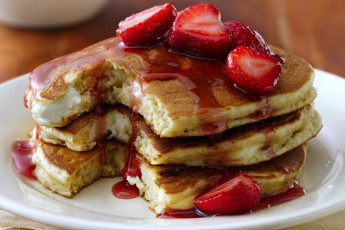 Картинка еда блины оладьи блинчики стопка клубника сироп