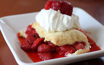 Картинка еда мороженое десерты сливки бисквит клубника