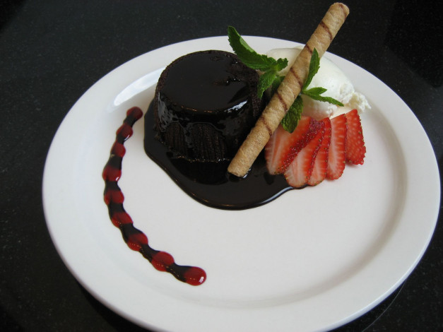 Обои картинки фото еда, пирожные, кексы, печенье, клубника, шоколад