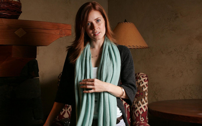 Обои картинки фото Amy Adams, девушки, , , кресло, стол, лампа, рыжая