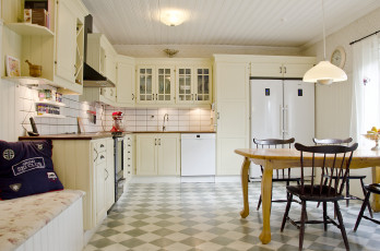 Картинка интерьер кухня стол стулья тумбочки