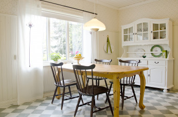 Картинка интерьер столовая стол стулья