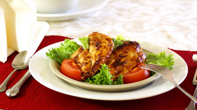 Обои картинки фото еда, мясные, блюда, салат, листья, помидоры, грудка, куриная, томаты