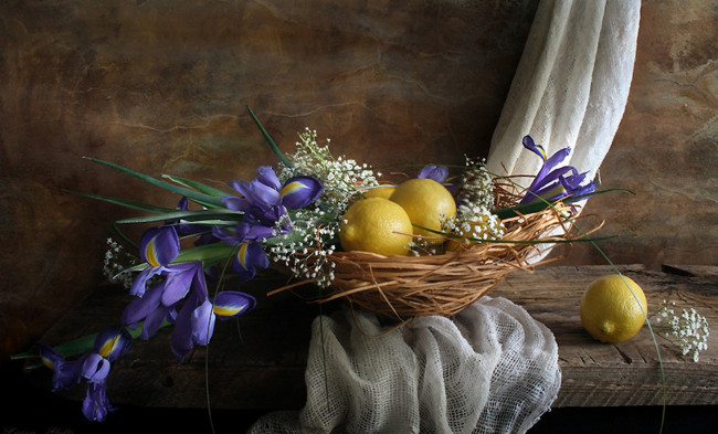 Обои картинки фото еда, натюрморт, корзинка, лимоны, ирисы, гипсофила