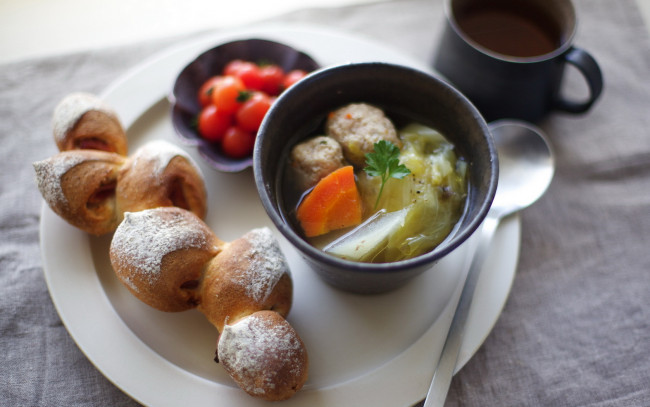Обои картинки фото еда, первые, блюда, булочки, фрикадельки, суп
