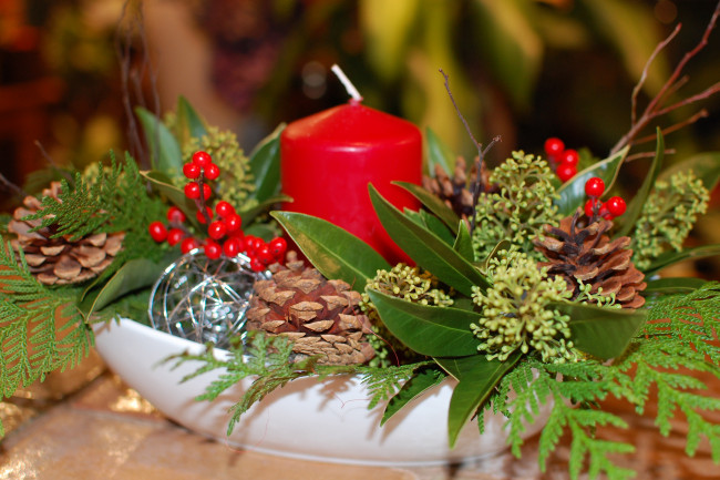 Обои картинки фото праздничные, новогодние, свечи, шишки, ягоды, свеча