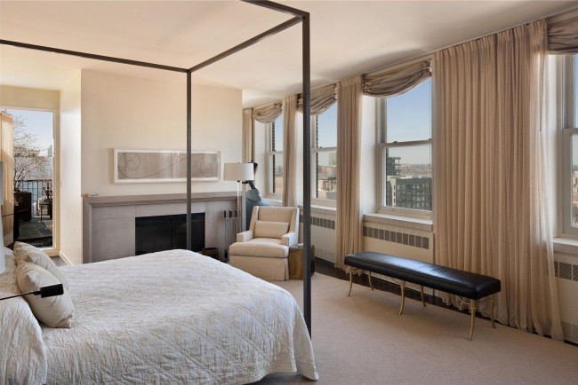 Обои картинки фото интерьер, спальня, кресло, кровать, подушки