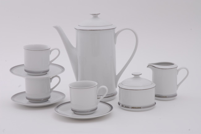 Обои картинки фото разное, посуда, столовые, приборы, кухонная, утварь, фарфор, чайник, тарелочки, чашки, сервиз