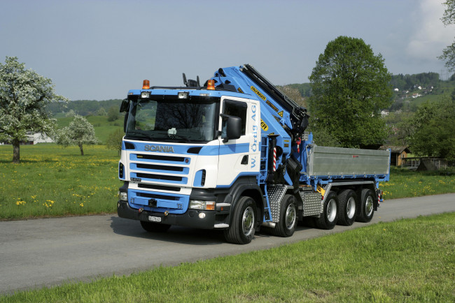 Обои картинки фото автомобили, scania, трава, дорога, грузовик, небо, деревья