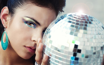 Картинка девушки -unsort+ лица +портреты лицо взгляд брюнетка серьги шар