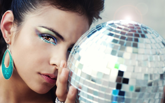 Обои картинки фото девушки, -unsort , лица,  портреты, лицо, взгляд, брюнетка, серьги, шар