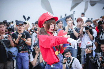 Картинка itsuki+akira разное cosplay+ косплей японка девушка люди толпа марио кепка костюм