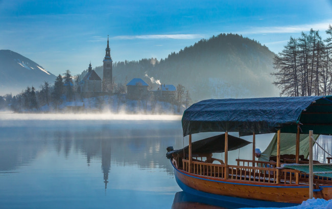 Обои картинки фото корабли, лодки,  шлюпки, горы, лес, городок, водоём, лодка, холод