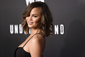 Картинка chrissy+teigen девушки модель фотомодель брюнетка улыбается девушка chrissy teigen фитнес