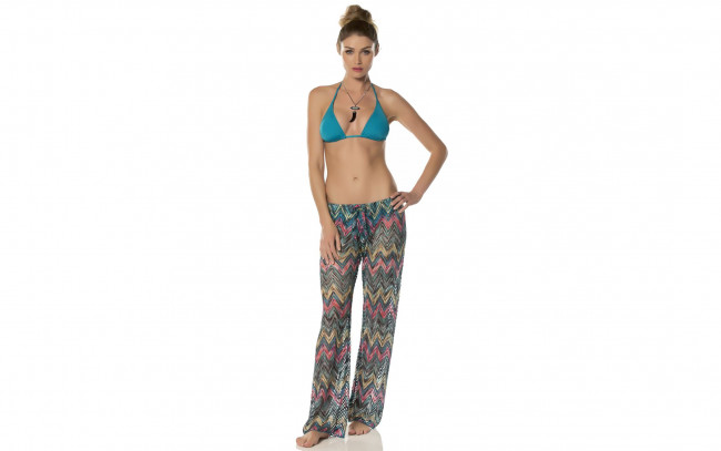 Обои картинки фото девушки, sarah mutch, купальник, блондинка, модель, штаны, кулон