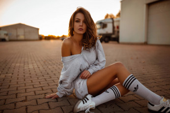 Картинка девушки -unsort+ рыжеволосые+и+другие женщины на улице городской белые гольфы голые плечи adidas брусчатка chris kucil