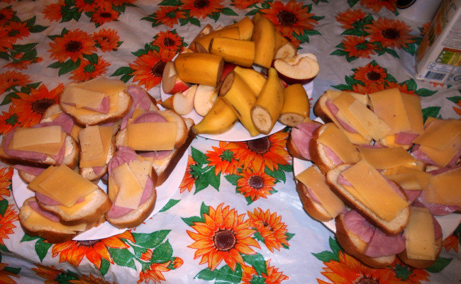 Обои картинки фото еда, бутерброды,  гамбургеры,  канапе, яблоки, бананы, сыр, хлеб, колбаса