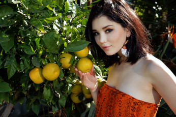 Картинка malena+fendi девушки лицо модель поза брюнетка апельсины портрет malena fendi девушка красотка