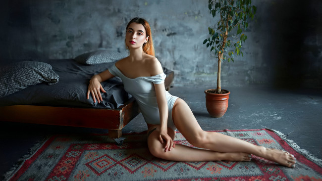 Обои картинки фото девушки, -unsort , рыжеволосые и другие, женщина, цветок, кровать, на, полу