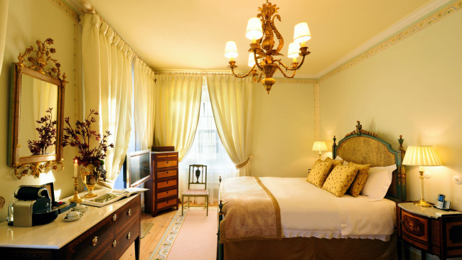 Обои картинки фото интерьер, спальня, комод, кровать, зеркало, люстра