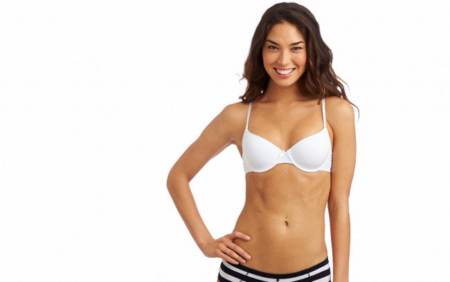 Обои картинки фото девушки, -unsort , брюнетки, темноволосые, улыбка, белье, модель, шатенка