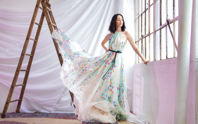 Обои картинки фото девушки, emma dumont, окно, стремянка, лестница, платье, брюнетка