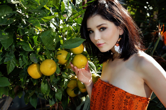Обои картинки фото malena fendi, девушки, лицо, модель, поза, брюнетка, апельсины, портрет, malena, fendi, девушка, красотка