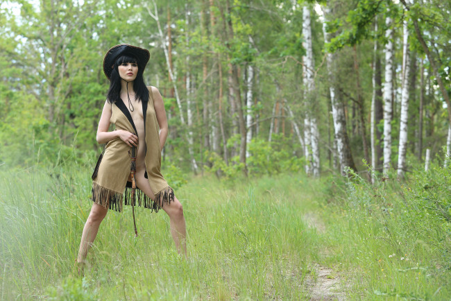 Обои картинки фото malena fendi, девушки, поза, брюнетка, красотка, модель, азиатка, лес, деревья, природа, шляпа, девушка, malena, fendi