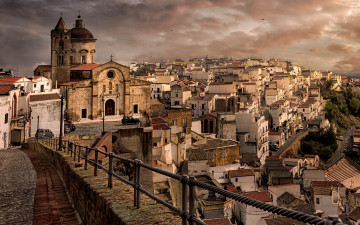 Картинка города -+панорамы коммуна италия регион базиликата пистиччи церковь вечер закат городской вид матера