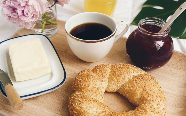 Обои картинки фото еда, разное, бейгл, масло, кофе, джем, завтрак