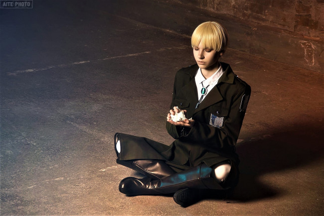 Обои картинки фото девушки, симонет секунова, образ, костюм