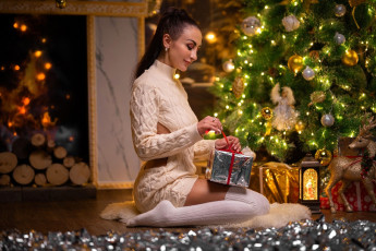 Картинка девушки наталья+анпилогова брюнетка платье чулки подарки ёлка камин