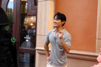 обоя мужчины, wang zhuocheng, актер, очки, здание, косплей, ведьма