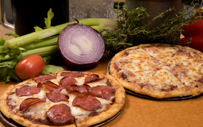 Обои картинки фото еда, пицца, сельдерей, помидор, лук, колбаса
