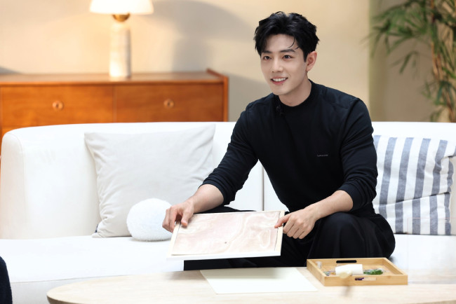 Обои картинки фото мужчины, xiao zhan, актер, свитер, диван, стол, коробка